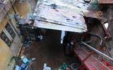 [ẢNH] Những nguy hiểm rình rập tại hiện trường vụ cháy khu nhà trọ bệnh nhân ở đường Đê La Thành